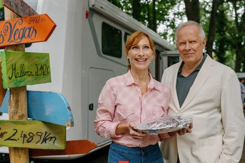 "Familie Bundschuh: Wir machen Camping": Statt einer Auszeit im Hotel erwartet Gundula (Andrea Sawatzki) und Gerald (Axel Milb