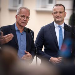 Jens Spahn (rechts) mit Matthias Miersch (links) bei der Tagung der geschäftsführenden Fraktionsvorsitzenden von CDU, CSU und SPD am 29. August. Nur drei Tage später sind die beiden gemeinsam in die Ukraine gefahren