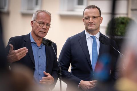 Jens Spahn (rechts) mit Matthias Miersch (links) bei der Tagung der geschäftsführenden Fraktionsvorsitzenden von CDU, CSU und SPD am 29. August. Nur drei Tage später sind die beiden gemeinsam in die Ukraine gefahren