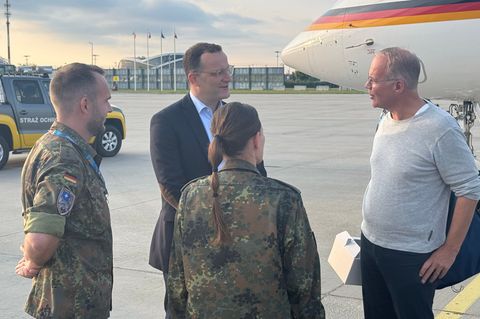 Spahn und Miersch sprachen am Weg in die Ukraine in Polen mit deutschen Soldaten, die dort mit zwei Patriot-Luftabwehrsystemen d