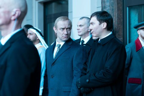 Jude Law (l.) und Paul Dano in einer Szene des Films "The Wizard of the Kremlin" von Olivier Assayas. Foto: Carole Bethuel/Filmf