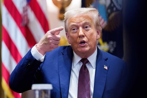 Donald Trump hebt Zeigefinger