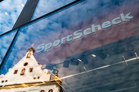 Die Fassade der mittlerweile aufgegebenen SportScheck-Filiale in München. (Archiv) Foto: Lino Mirgeler/dpa