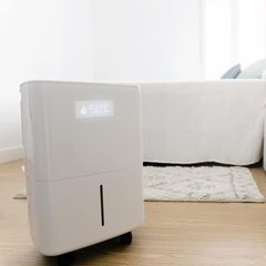 Luftentfeuchter steht im Schlafzimmer