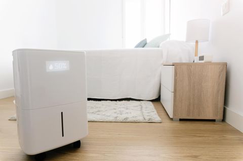 Luftentfeuchter steht im Schlafzimmer