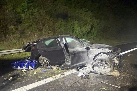 Bei dem Unfall wurden zwei Menschen stark verletzt. Foto: -/Polizeipräsidium Pforzheim/dpa