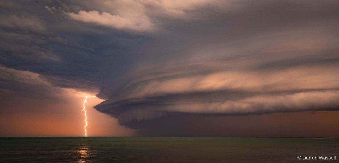 Sieg in der Kategorie Landschaft: "Das Biest" Wuchtiges Unwetter: Eine gewaltige Wolkenformation schiebt sich über die Küste, eingefangen am australischen Kings Beach. Fasziniert von dieser Urgewalt wartete Fotograf Darren Wassell auf den entscheidenden Moment – und erwischte den einzigen Blitz, der sich aus der Wolke zur Erde entlud. Ein Bild von elementarer Kraft, das die australische Natur in ihrer atemberaubenden, unbändigen Form einfängt