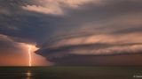 Wuchtiges Unwetter: Eine gewaltige Wolkenformation schiebt sich über die Küste, eingefangen am australischen Kings Beach. Fasziniert von dieser Urgewalt wartete Fotograf Darren Wassell auf den entscheidenden Moment – und erwischte den einzigen Blitz, der sich aus der Wolke zur Erde entlud. Ein Bild von elementarer Kraft, das die australische Natur in ihrer atemberaubenden, unbändigen Form einfängt