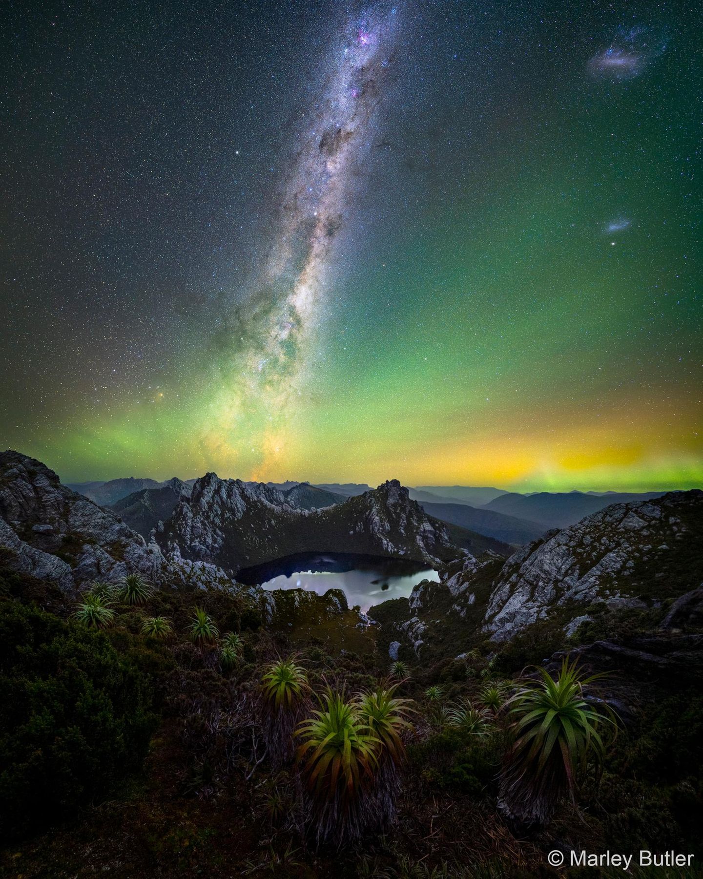 Sieg in der Kategorie Astrofotografie: "Oberon Kenobie" Der Bildtitel ist clever gemixt aus Uranus-Mond und Jedi-Meister. Kein Wunder, schließlich wirkt das Siegerfoto vom nächtlichen Bergsee in Tasmaniens Wildnis beinahe wie von einem fremden Planeten
