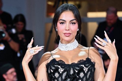 Hände in die Höhe: Georgina Rodriguez lenkte die Blicke auf ihre Finger.