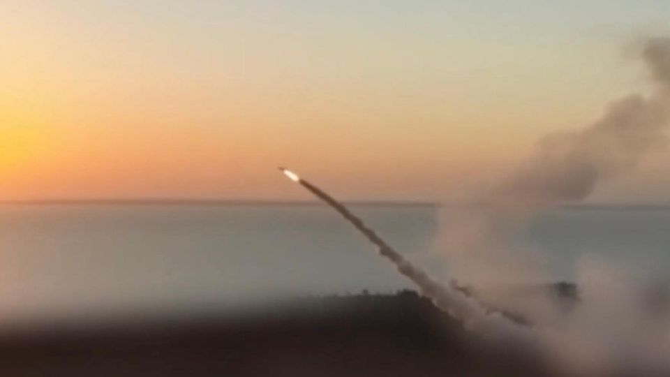 Flamingo Marschflugkörper am bei Test Eine Rakete steigt empor in den Himmel, im Hintergrund das Meer und Sonnenuntergang.