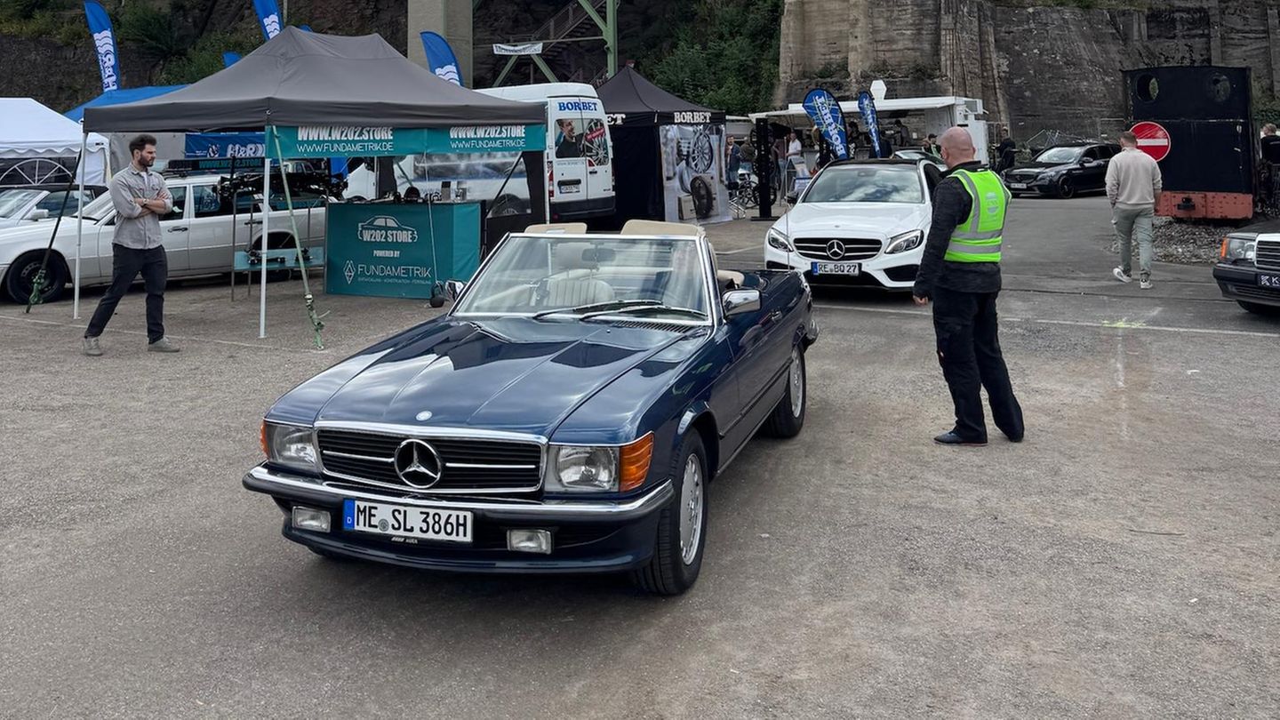 Das Wetter spielt mit und so kommen auch viele SL und SLK mit geöffnetem Dach nach Hattingen