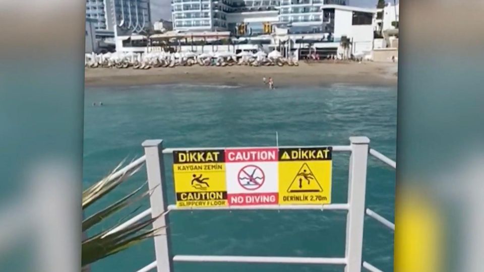 Marode Brücke Türkei Warnschilder an einer Brücke in der Türkei
