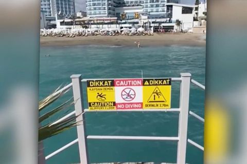 Warnschilder an einer Brücke in der Türkei