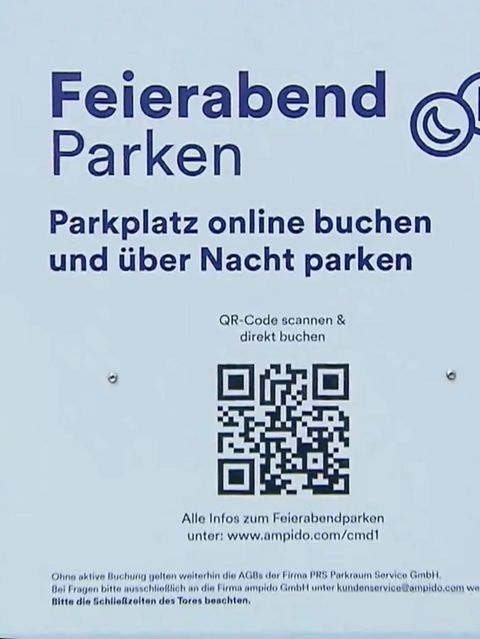 Ein Schild mit Titel und QR Code hat die Überschrift "Feierabend Parken".