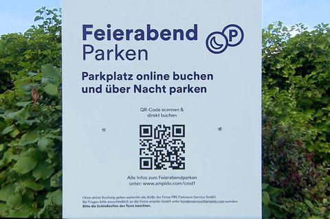 Ein Schild mit Titel und QR Code hat die Überschrift "Feierabend Parken".
