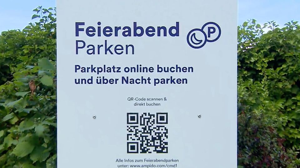 Aldi testet Parkplatz-Abo in Bonn – so funktioniert das Pilotprojekt Ein Schild mit Titel und QR Code hat die Überschrift "Feierabend Parken".