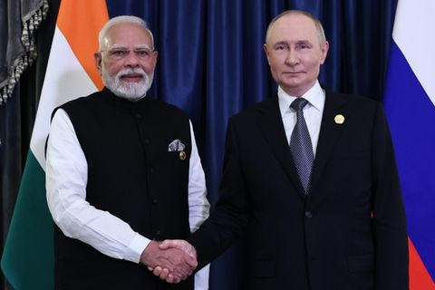 Modi (links) und Putin in Tianjin