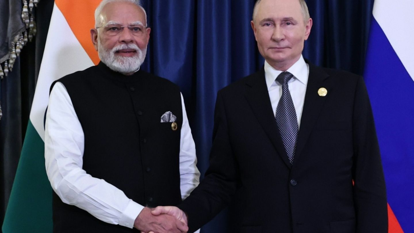 Modi (links) und Putin in Tianjin