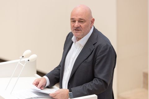 Brandenburgs Finanzminister Robert Crumbach (BSW) lässt offen, ob es im Haushalt 2027 mehr Lehrerstellen geben wird. (Archivbild