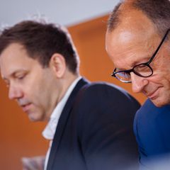 Finanzminister Klingbeil und Kanzler Merz bei einer Kabinettssitzung
