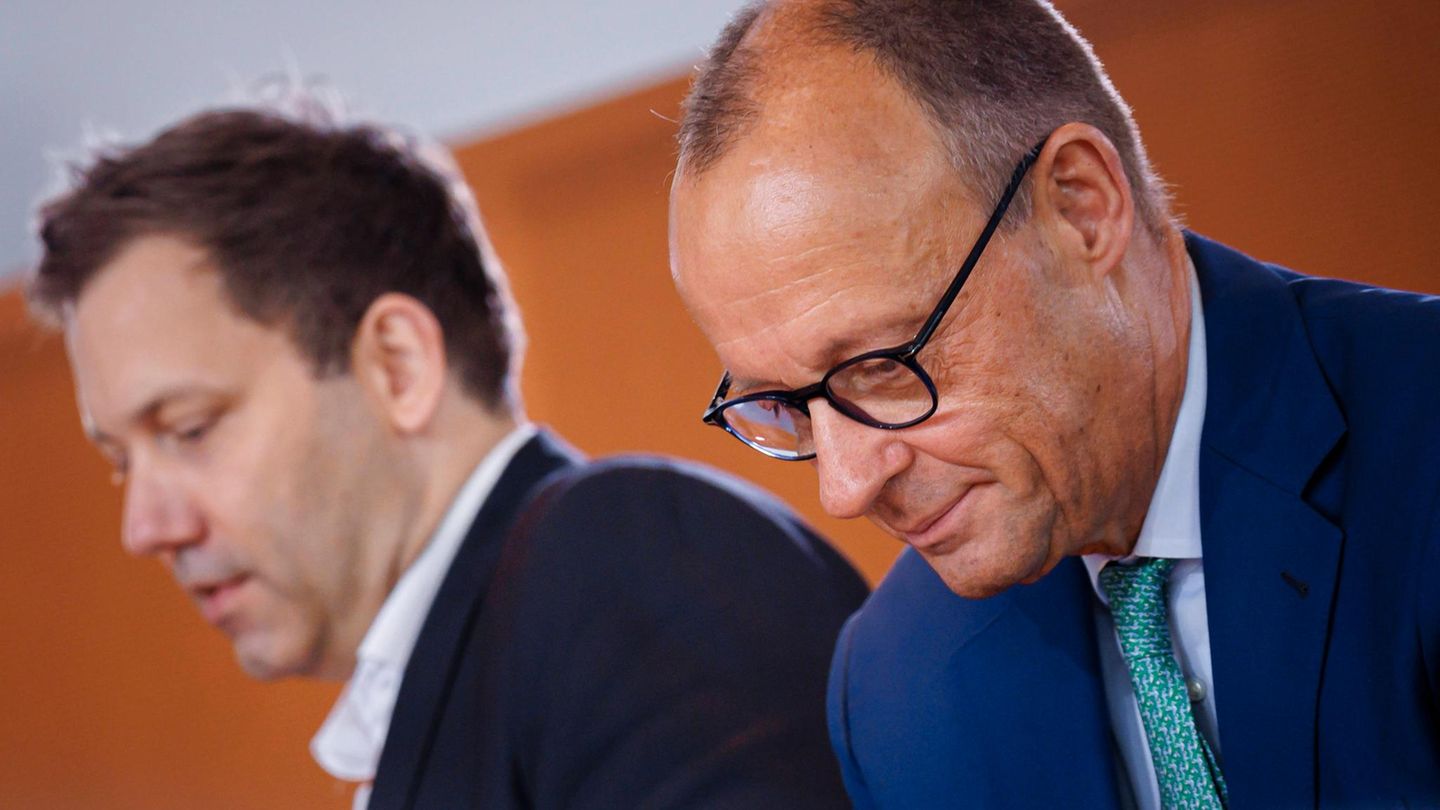 Finanzminister Klingbeil und Kanzler Merz bei einer Kabinettssitzung