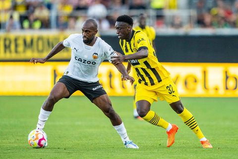 Abdoulaye Kamara (r) spielt künftig für den Drittligisten 1. FC Saarbrücken. Foto: David Inderlied/dpa