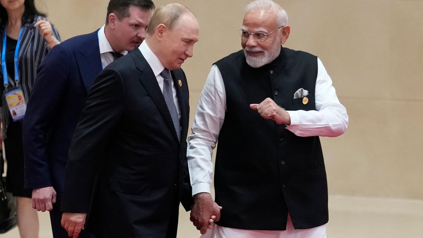 Vladimir Putin and India’s Premier modes hold hands
