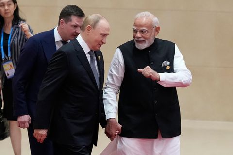 Wladimir Putin (l.) und Narendra Modi beim Gipfeltreffen der Shanghaier Organisation für Zusammenarbeit