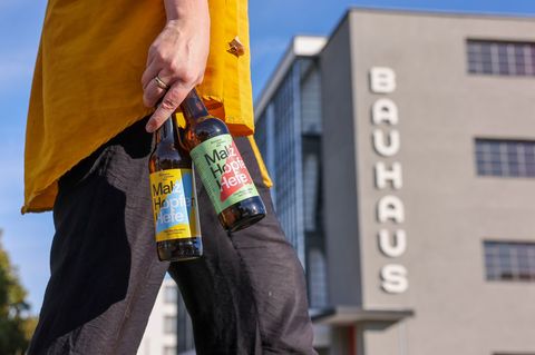 Zum 100. Jubiläum von Bauhaus Dessau gibt es besonderes Bier. Foto: Jan Woitas/dpa