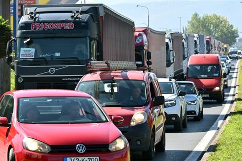Stau auf einer Straße Richtung Sarajevo