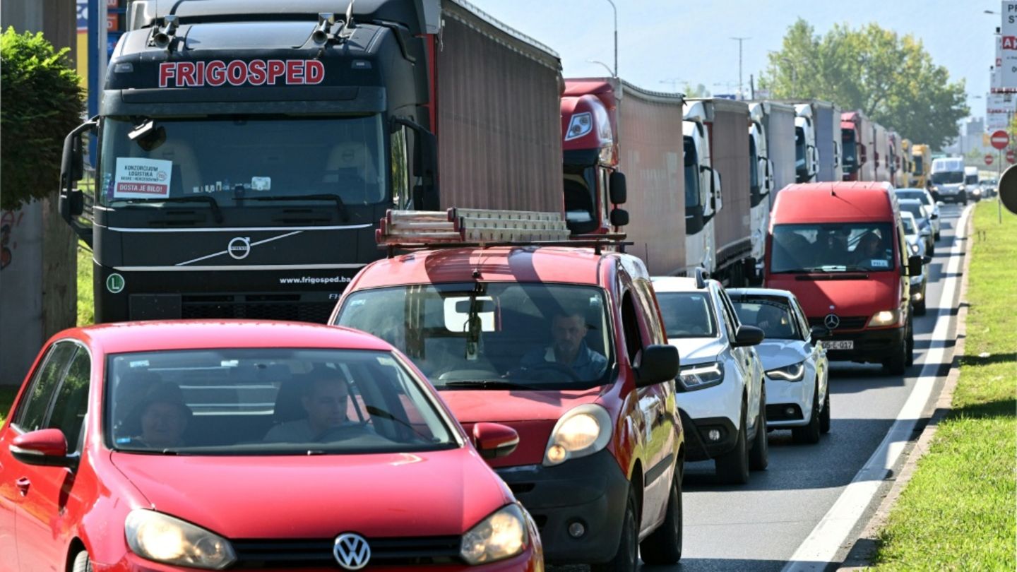 Stau auf einer Straße Richtung Sarajevo