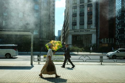 Eine Frau schützt sich in Tokio vor der Sonne