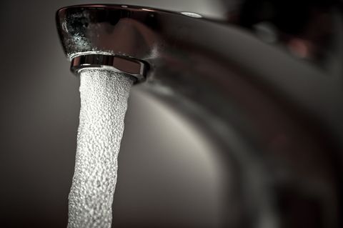 Das Trinkwasser in mehreren mittelhessischen Ortschaften muss bis auf weiteres abgekocht werden. (Symbolfoto) Foto: Felix Kästle