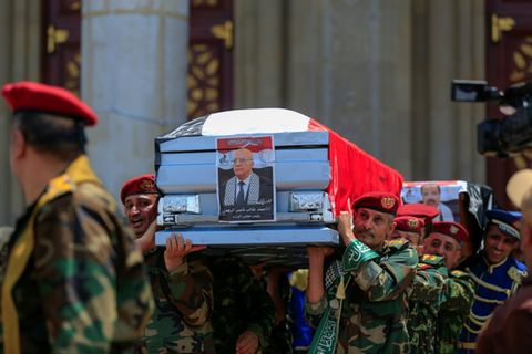 Sarg des getöteten Huthi-Regierungschefs al-Rahwi