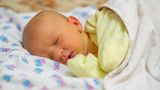 Haut: Baby mit gleblicher Haut, einem Neugeborenen-Ikterus