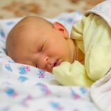 Haut: Baby mit gleblicher Haut, einem Neugeborenen-Ikterus