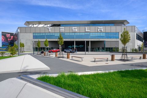 Der Elektroautobauer Tesla hat für seine Fabrik in Grünheide eine EU-Umweltzertifizierung erhalten. Foto: Patrick Pleul/dpa