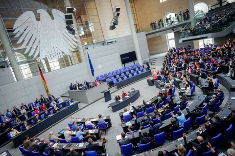 Union und SPD wollen die Regeln für den Bundestag reformieren. (Archivbild) Foto: Kay Nietfeld/dpa