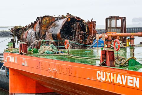 Experten haben einen Teil eines 1919 gesunkenen U-Bootes aus der Nordsee geborgen. Foto: Sina Schuldt/dpa