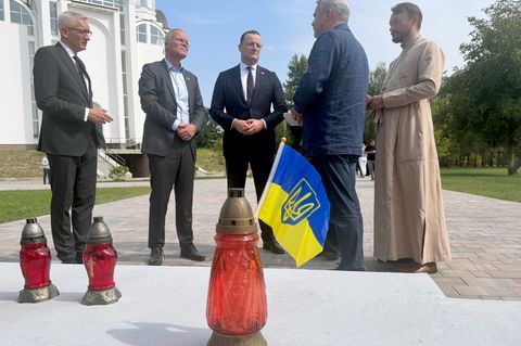 Die Fraktionschefs Spahn und Miersch in der Gedenkstätte für die Opfer der russischen Besatzung in Butscha. Foto: Michael Fische