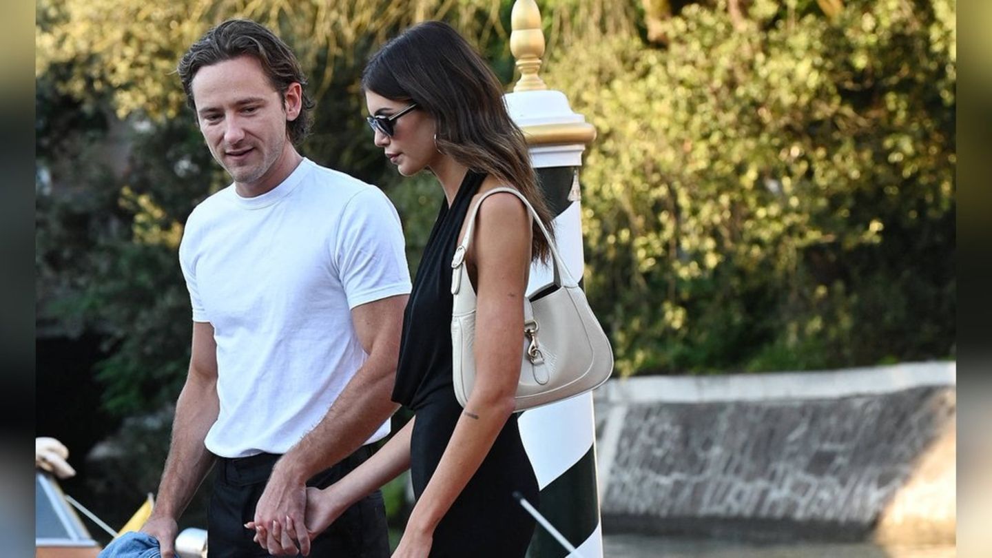 Lewis Pullman and Kaia Gerber: Hand in hand, enjoy Venice