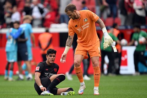 Leverkusens Piero Hincapié (l) steht vor einem Wechsel zum FC Arsenal. (Archivbild) Foto: Federico Gambarini/dpa