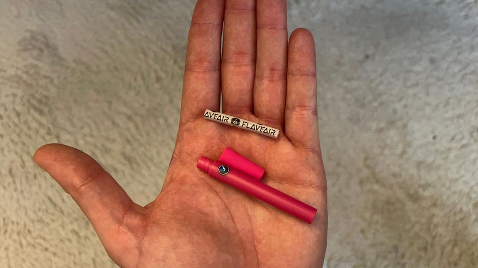 Top (Mitte), Base (unten) und Aromastäbchen liegen in der Hand
