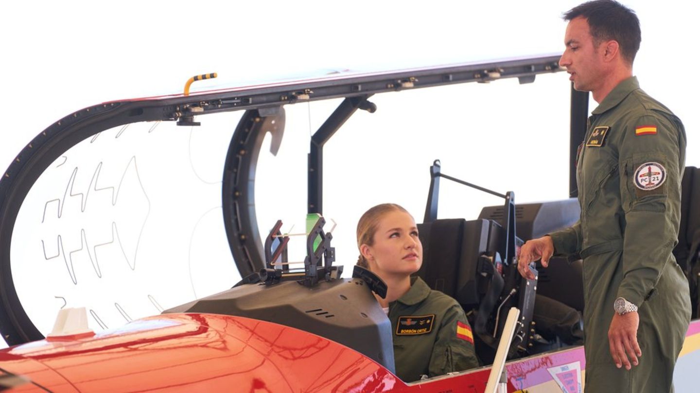 Last stage of her military training: Princess Leonor gets into the cockpit