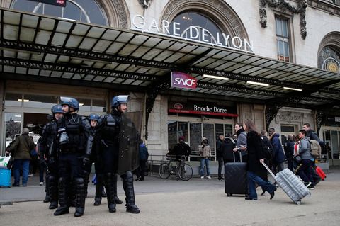 Polizeibeamte vor dem Pariser Bahnhof Gare de Lyon