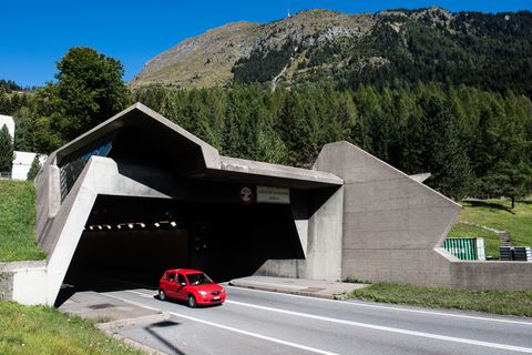 Das Südportal des Gotthard-Straßentunnels. Im Tunnel setzte der Biker zum Überholen an - obwohl dort striktes Überholverbot gilt