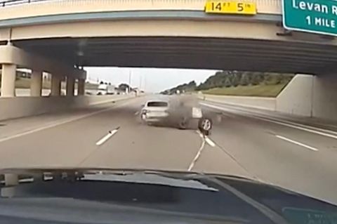 Ein Auto hat ein Seil am Reifen, welches vom hinteren Polizeiwagen aus gespannt wurde.