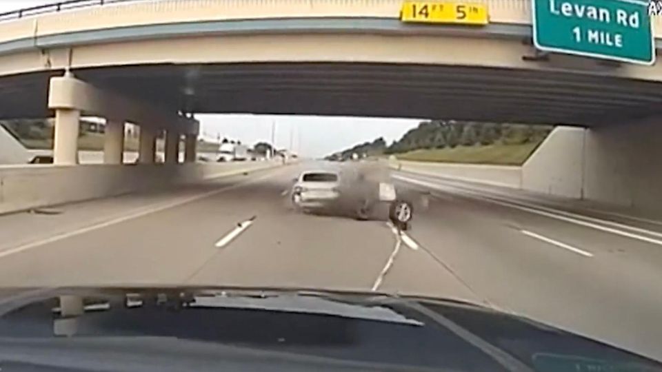Rabiate Polizeitechnik: Seil-Manöver stoppt Fluchtwagen in Michigan Ein Auto hat ein Seil am Reifen, welches vom hinteren Polizeiwagen aus gespannt wurde.