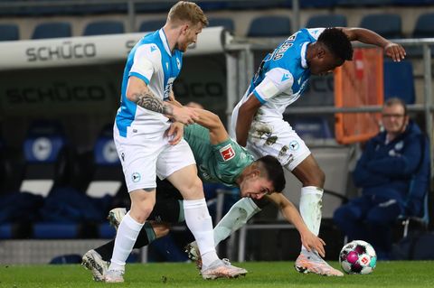 Anderson Lucoqui (r) im Trikot von Arminia Bielefeld Foto: Friso Gentsch/dpa Pool/dpa